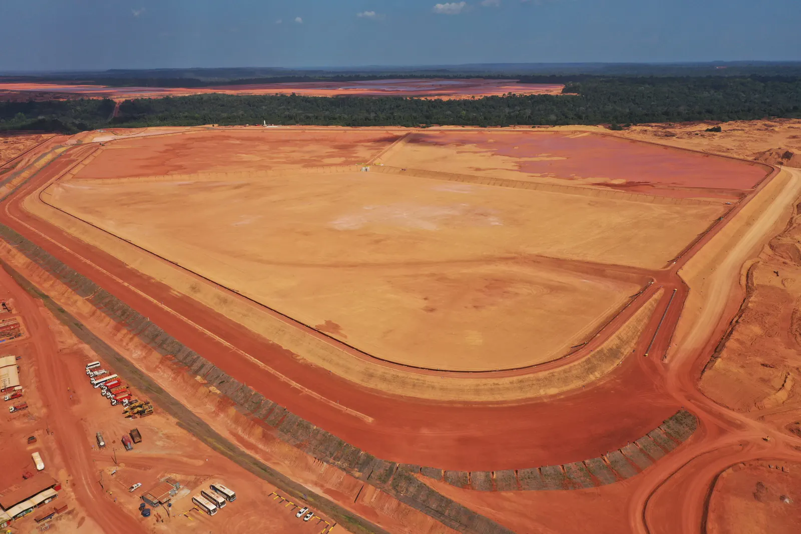 Maciço da Barragem SP-25 com taludes e reservatório, em vista aérea