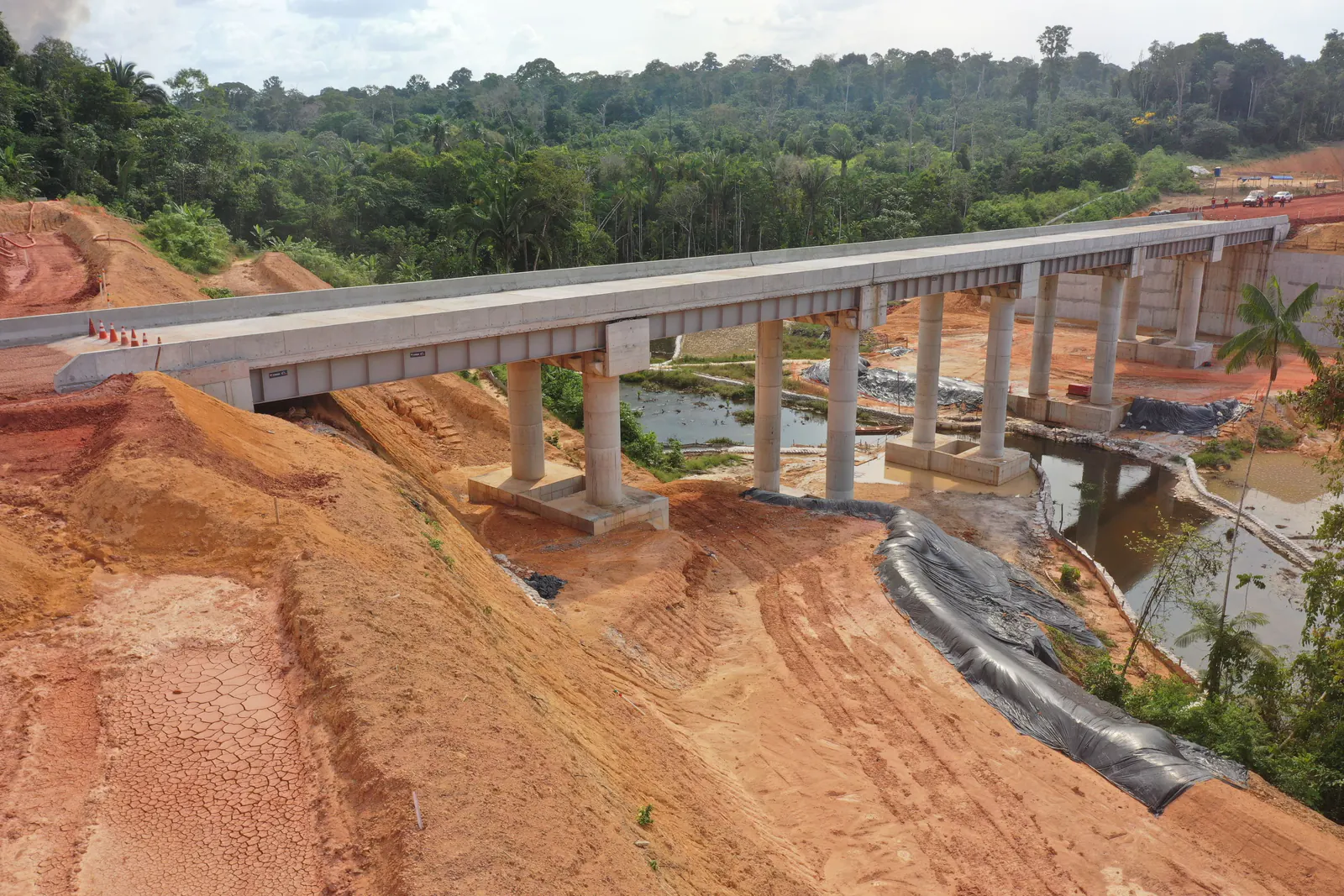 Ponte de concreto sobre vale arborizado, vista de lado