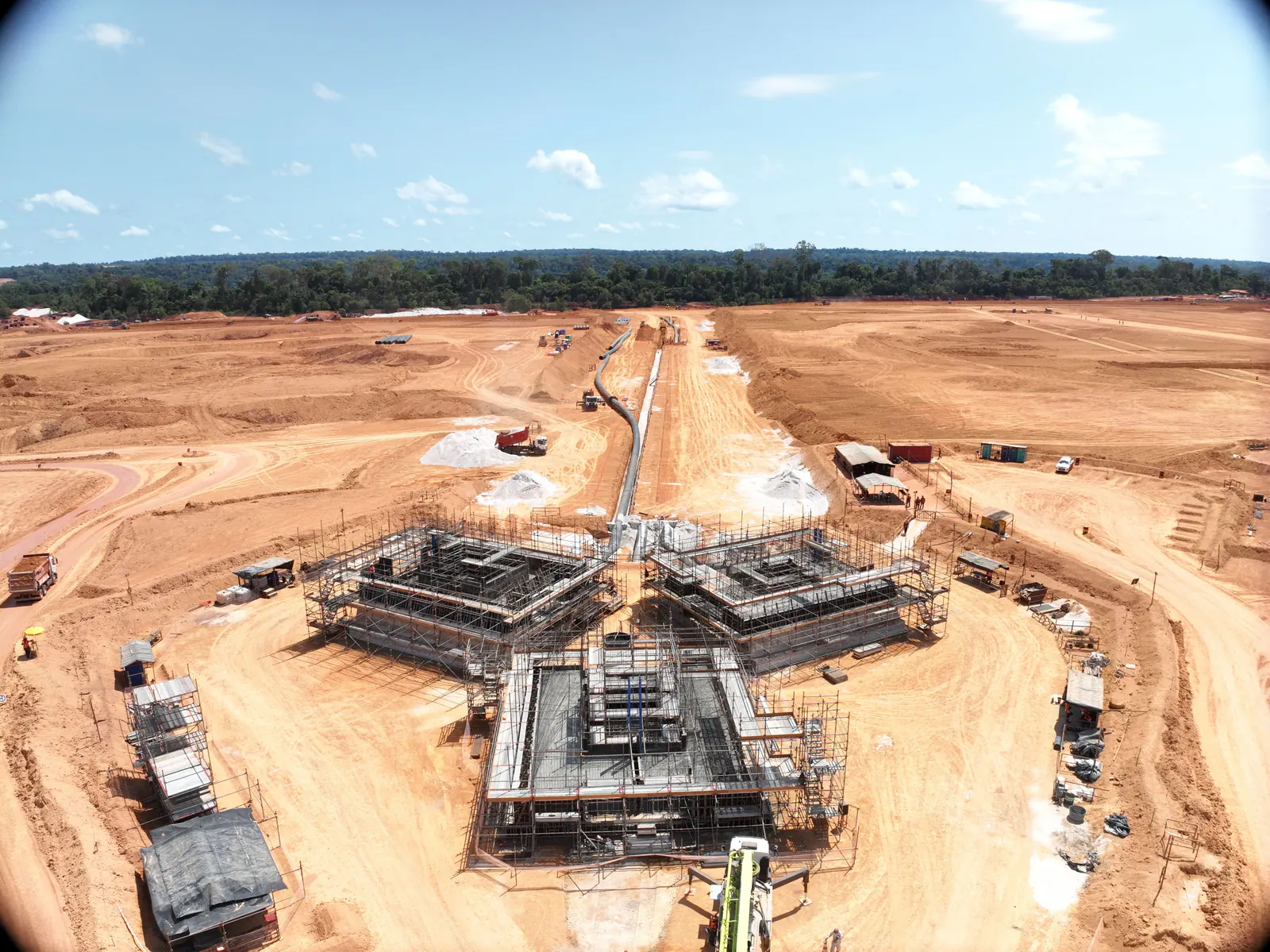Estruturas de concreto armado em execução, com fôrmas e armaduras, em plataforma de terra