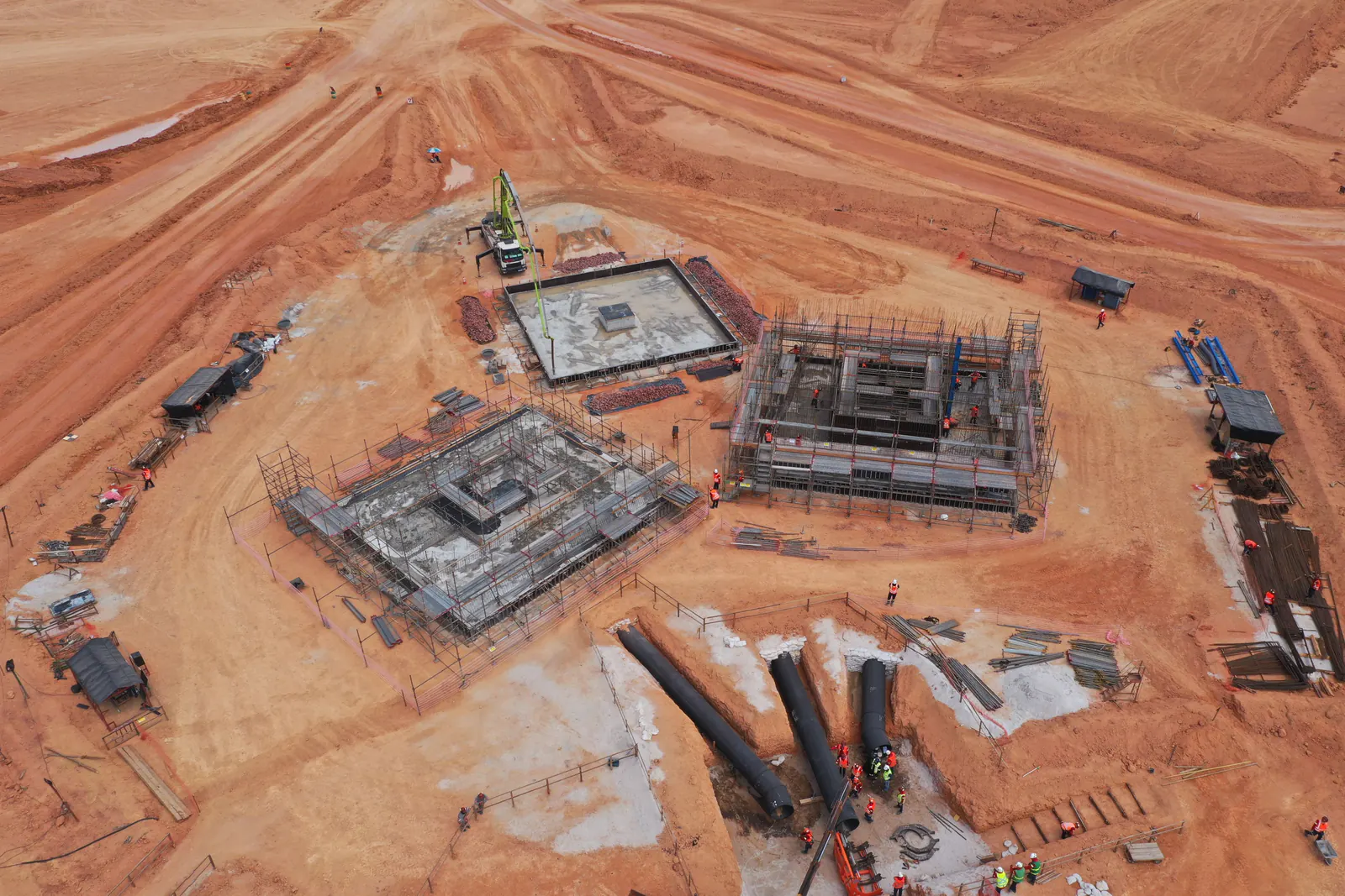 Bases de concreto armado em execução, vistas de cima